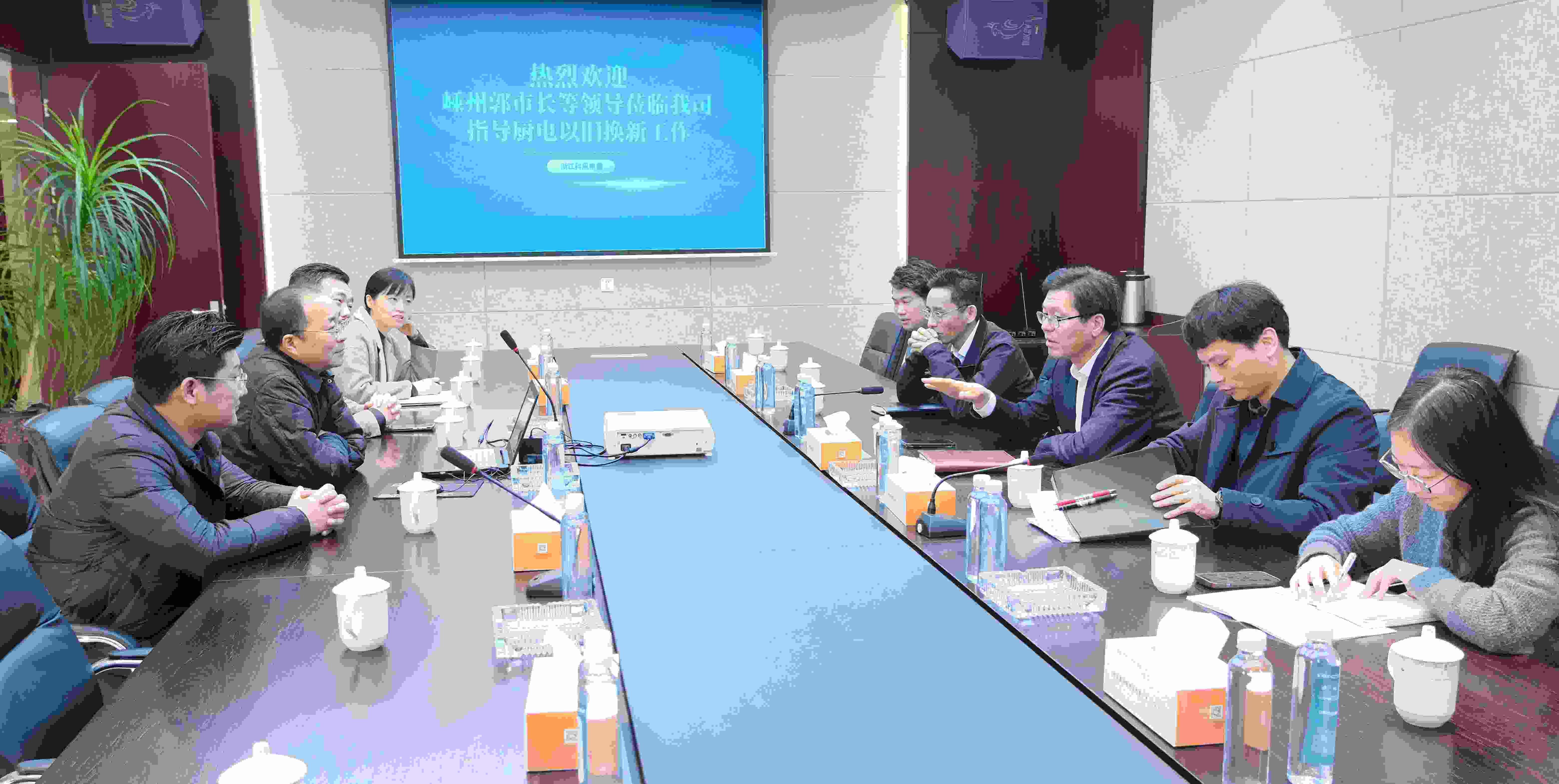 嵊州‌市副市長郭偉鋒，商務(wù)局領(lǐng)導(dǎo)一行蒞臨科恩調(diào)研廚電以舊換新工作！